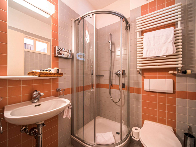 Bathroom 14
