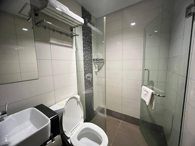 Bathroom 16