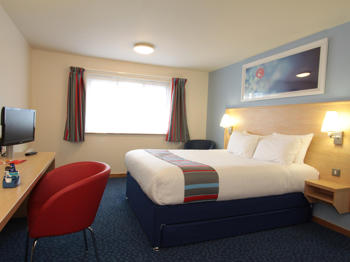Bedroom 5, Travelodge Guildford, Surrey