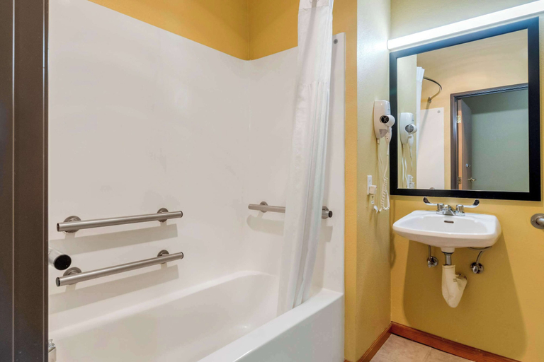 Bathroom 4, Quality Inn & Suites Lenexa Kansas City, Kansas City