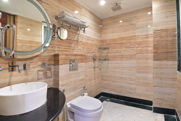 Bathroom 4, Hari Piorko Inn Express at New Delhi Railway Station, Delhi