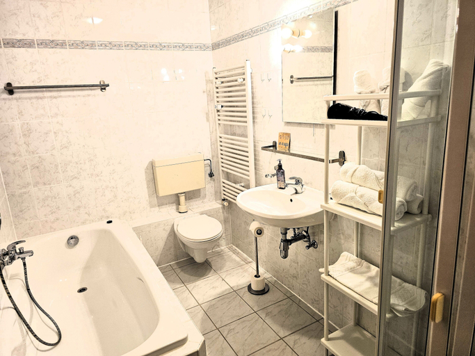 Bedroom 5, Apartmenthaus - Mackenbach, Kaiserslautern