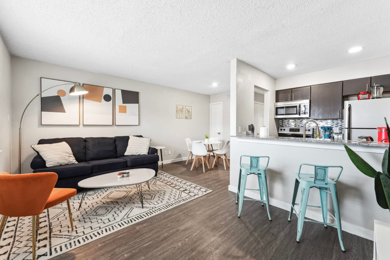 Room 2, Charming King Bed 1BR w Pool 5 Min to DT, Travis