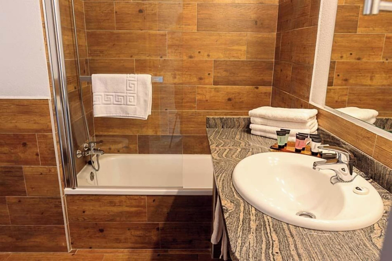 Others 5, HOSTAL LA GUINEU, Girona