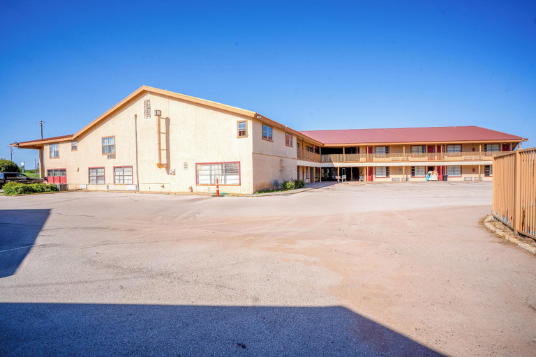 Exterior & Views 2, Lone Star Inn, Wilbarger