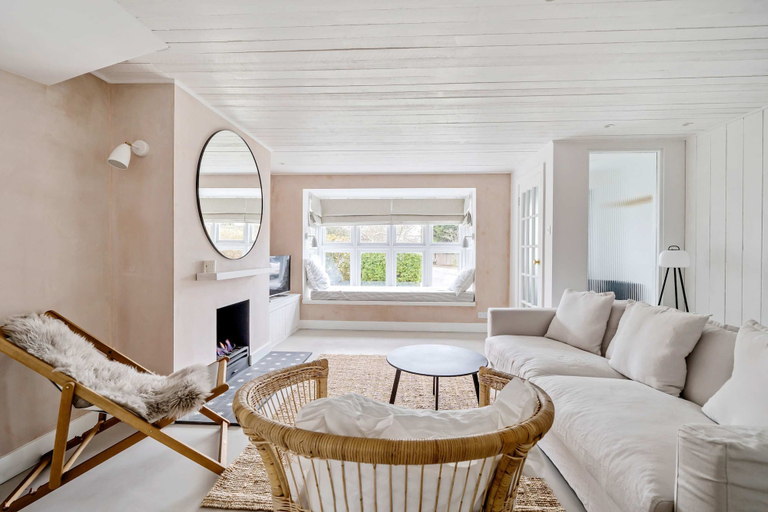 Room 3, Chic Coastal Retreat - 5-min Stroll to Beach, West Sussex