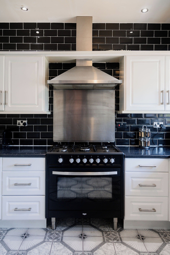 Private kitchen 2, 6-bed House - Sleeps 13 - Families & Contractors, Sandwell