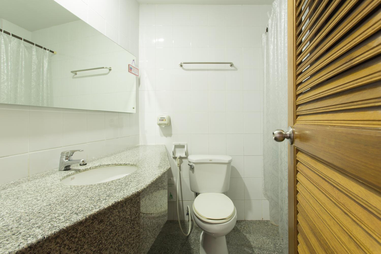Bathroom 4, City Hotel, Mueang Krabi