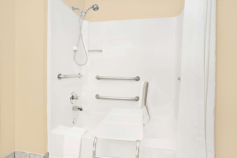 Bathroom 3, Boarders Inn & Suites by Cobblestone Hotels - Waterloo, Black Hawk