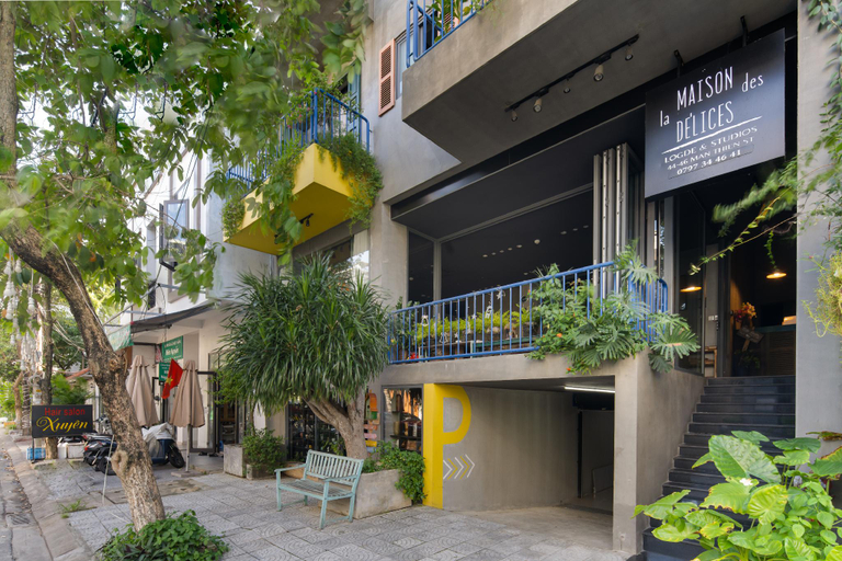 Exterior & Views