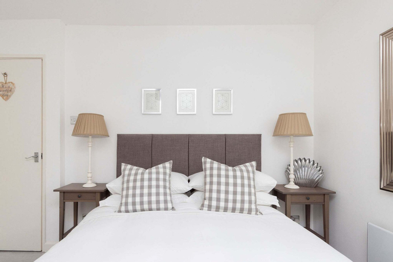 Room 3, Stylish Ground Floor Apartment With Sea Views, West Sussex