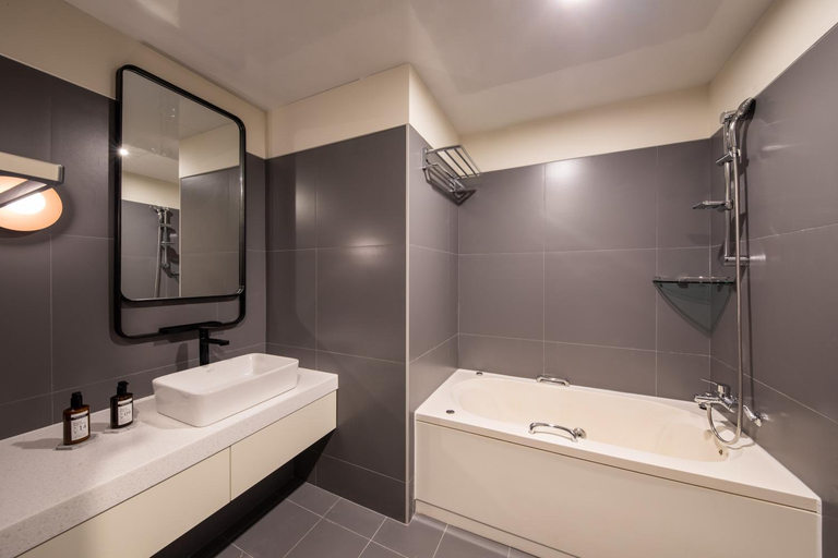 Bathroom 5, The Week And Resort, Jung