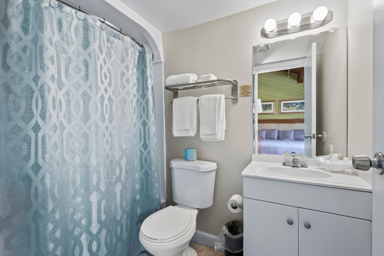 Bathroom, Oceanfront Inn II, Saint Lucie