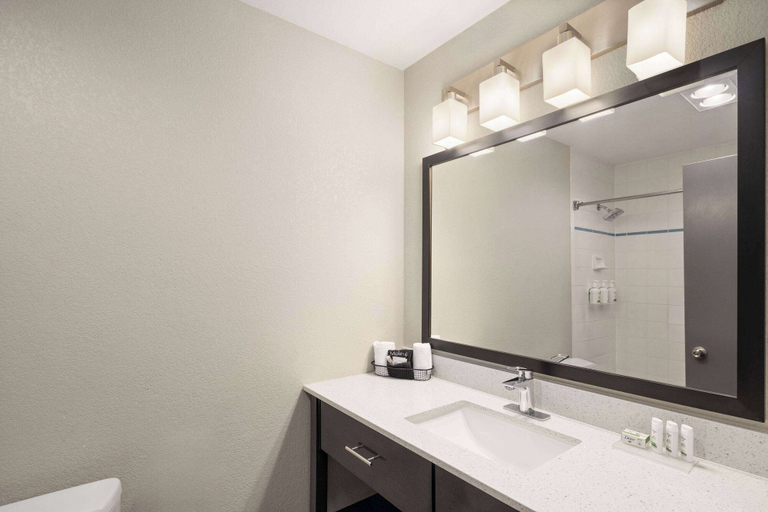 Bathroom 3, Baymont by Wyndham Moses Lake, Grant