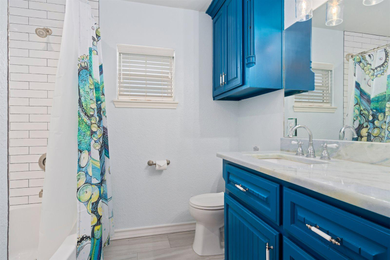 Bathroom 4, Hook, Wine  Sinker, Aransas