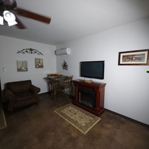 Room 2, Unit 3 Champagne Terminal Stylish Stay, Gillespie