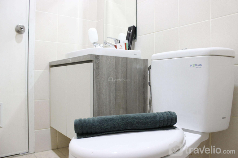 Bathroom 4, Mountain view 2 bedroom Apartemen By Travelio, Bandung