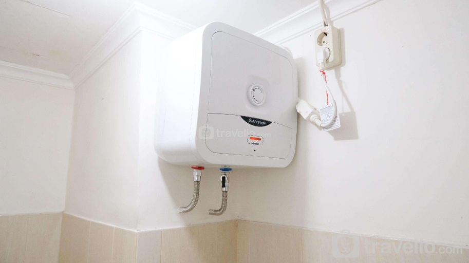 Bathroom 5, Cozy Stay Studio at Puncak Permai Apt By Travelio, Surabaya