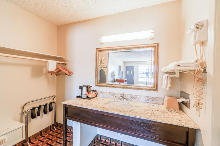 Bathroom 5, Lone Star Inn, Wilbarger