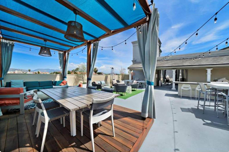Room 5, Modern Escape W Pool GYM Parking 10 Min to Cedars, Los Angeles