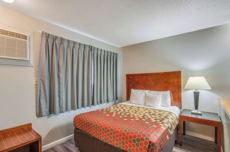 Bedroom 5, Econo Lodge Inn & Suites Yreka, Siskiyou