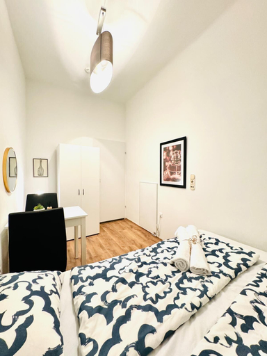 Bedroom 4, 5BR Apt For 10 Walk to Kaufpark Alterlaa, Wien