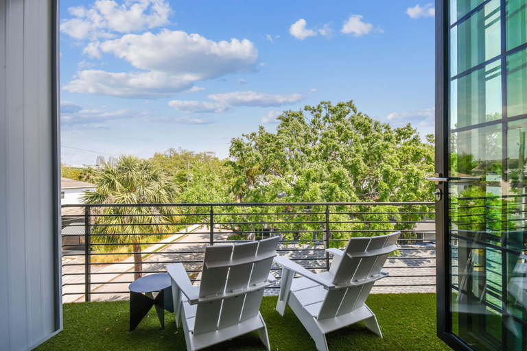 Room 5, NEW The Strata Barn - Luxury Hyde Park Townhome, Hillsborough