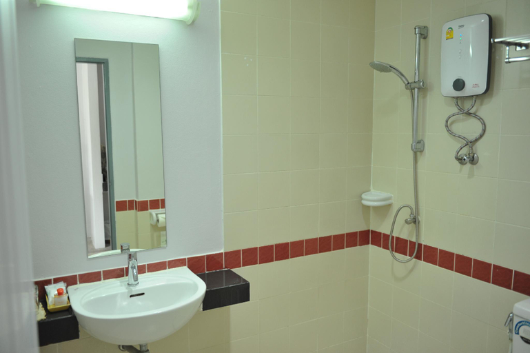 Bathroom 12