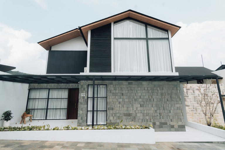Exterior & Views 2, Beverly Hill Mountain View Villa 8BR, Bandung