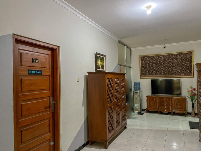 Public Area 3, Wisma Anugerah Redpartner Near Masjid Zayed Solo, Solo