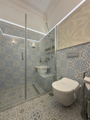 Bathroom 5, Oasis Inn Budapest, Budapesti
