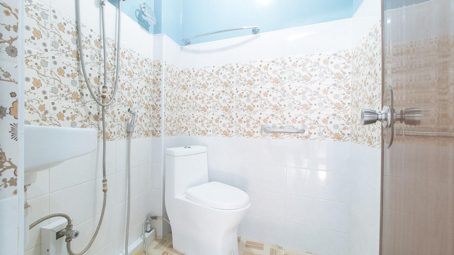 Bathroom 3, RedDoorz @ Queens Hometel, Tagum City