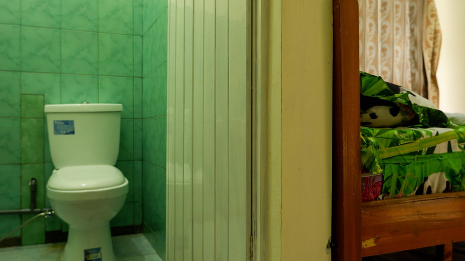 Bathroom 16