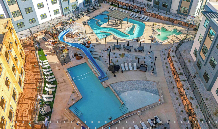 Sport & Beauty 5, Luxury Oasis Water Park Priv Roof Tub, Washington