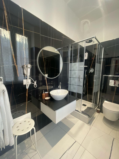 Bathroom 2, Laura Rooms, La Spezia