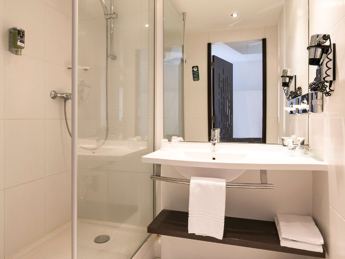 Bathroom 16