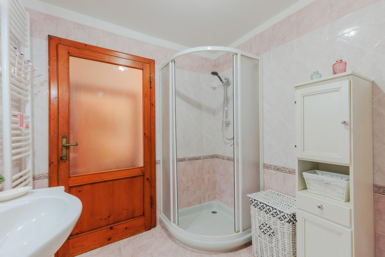 Bathroom 5, Casa La Guardia a 3 Bedrooms Panoramic Apartment, Lucca