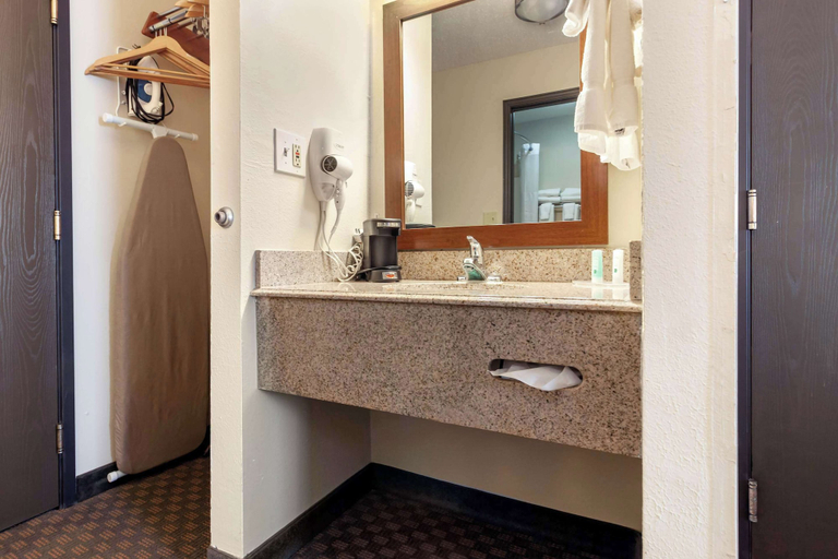 Bathroom 4, Quality Inn Hays I-70, Ellis