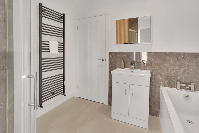 Bathroom 3, The Bay Escape -Lovely 3bd house, Cardiff
