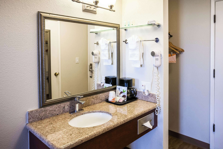 Bathroom 4, Quality Inn near Six Flags Discovery Kingdom - Napa Valley, Solano