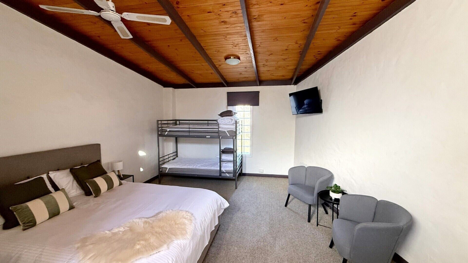 Bedroom 5, Colonial Bank Motel, E. Gippsland Bal