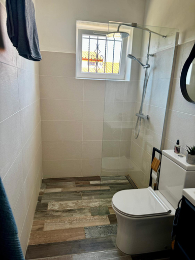 Bathroom 3, Detente au soleil, Pyrénées-Orientales