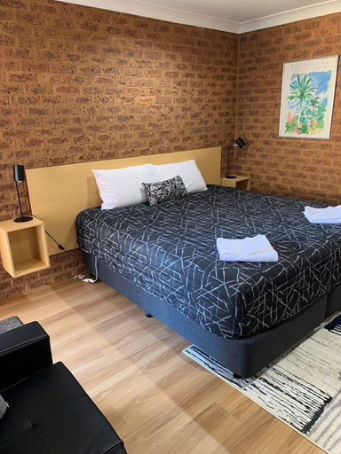 Bedroom 2, Colonial motor inn, Bland