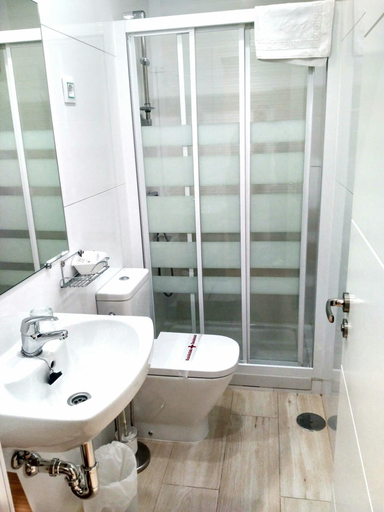 Bathroom 3, Hostal Brua A, Madrid