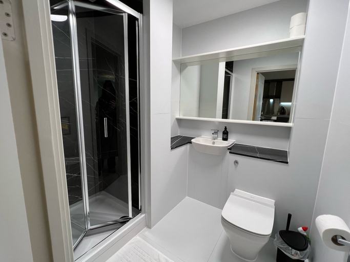 Bathroom 3, Tha Kaizen, Sandwell