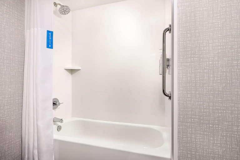 Bathroom 3, Hampton Inn Massillon, Stark