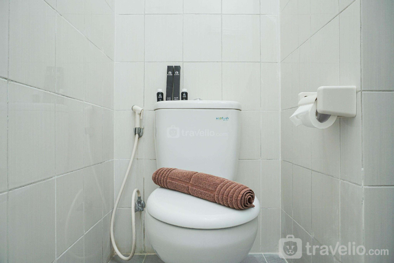 Bathroom 2, Elegant Studio Signature Park Grande By Travelio, East Jakarta