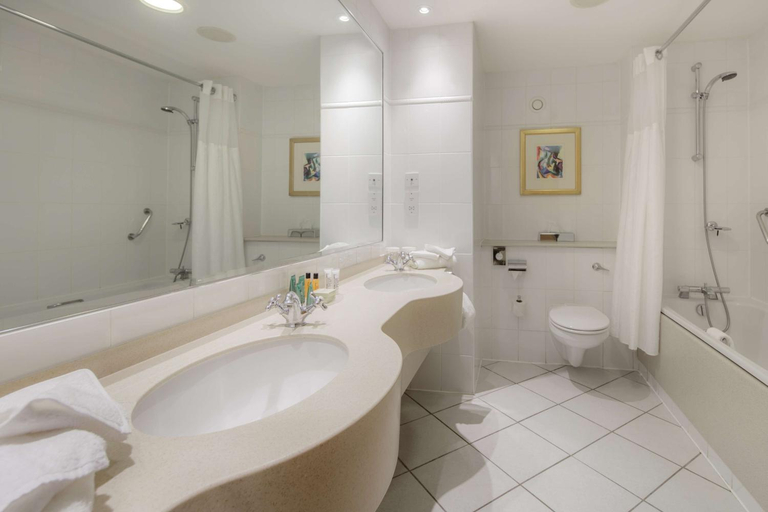 Bathroom 4, DoubleTree by Hilton Belfast Templepatrick, Antrim and Newtownabbey