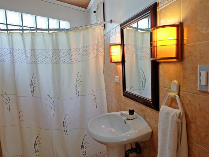 Bathroom 2, Isis Bungalows, Panglao