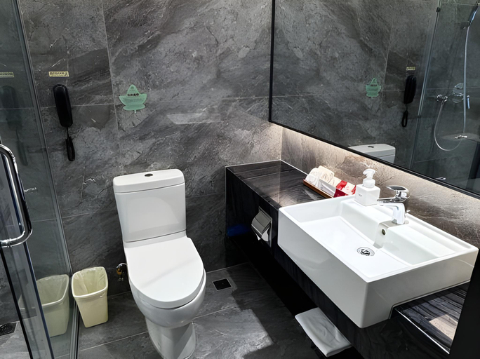 Bathroom 14